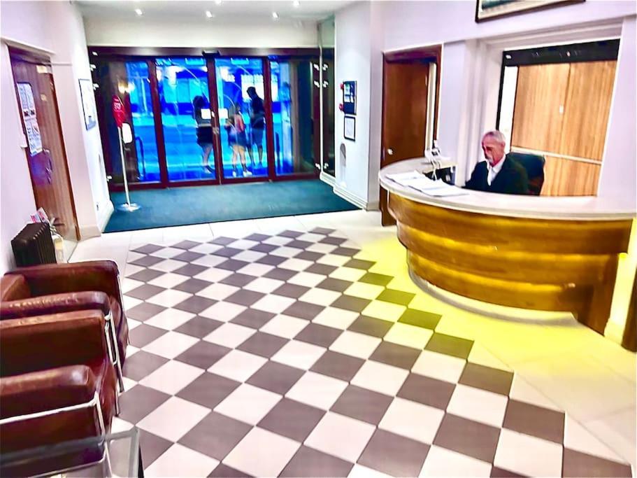 King-sized Studio, 6th floor + lift, Regent’s Park Londen Buitenkant foto